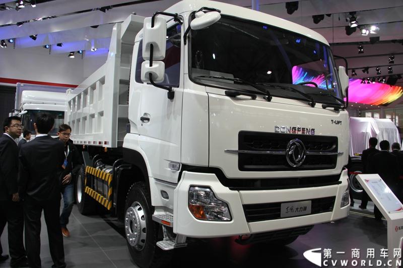 4月20日，东风商用车公司以“创新.价值”为参展主题，携全系新车型亮相第十五届上海国际汽车工业展览会。全新一代自主研发的天龙旗舰高效长途运输车首次发布，吸引观众聚焦东风商用车展台。图为东风大力神欧V重型工程车