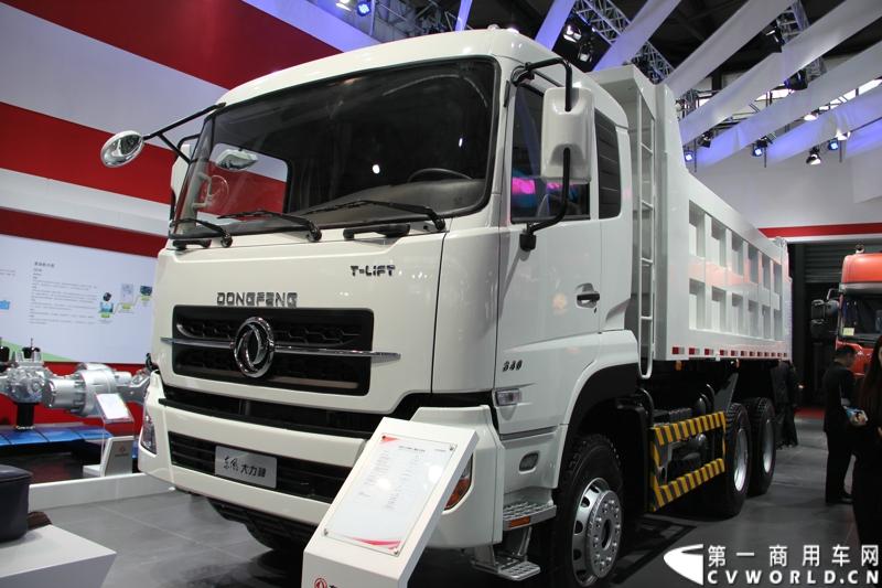 4月20日，东风商用车公司以“创新.价值”为参展主题，携全系新车型亮相第十五届上海国际汽车工业展览会。全新一代自主研发的天龙旗舰高效长途运输车首次发布，吸引观众聚焦东风商用车展台。图为东风大力神欧V重型工程车