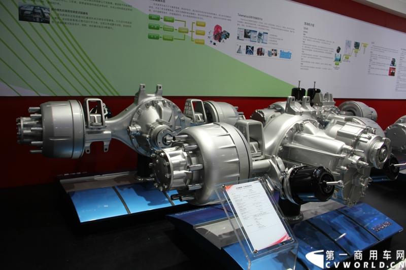 4月20日，东风商用车公司以“创新.价值”为参展主题，携全系新车型亮相第十五届上海国际汽车工业展览会。全新一代自主研发的天龙旗舰高效长途运输车首次发布，吸引观众聚焦东风商用车展台。图为东风德纳新一代485单级减速桥