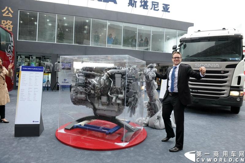 斯堪尼亚中国 产品总监 唐伯瑞为斯堪尼亚13升全新发动机揭幕