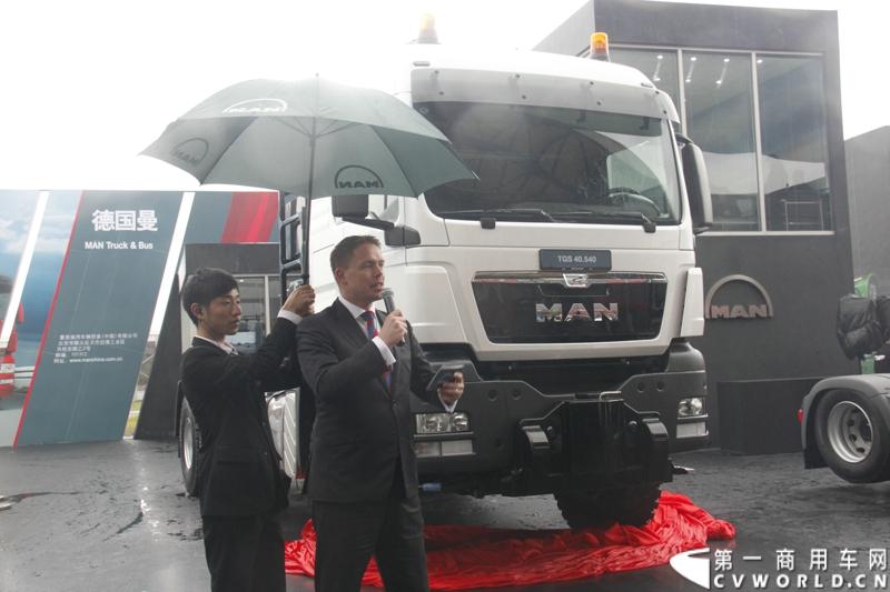 德国曼中国区销售总监Stefan Geiger介绍揭幕车辆