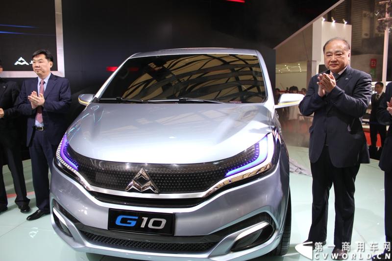 4月20日，国内首款商用MPV概念车——上汽大通G10在上海车展上揭开了神秘面纱。这款整合上汽集团全球技术力量与资源重磅打造的概念MPV，以“绿色、高效、科技”为理念。图为大通G10.