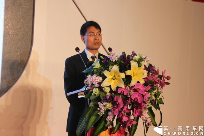 江淮汽车技术中心商研院院长魏中良做江淮商用车展品介绍