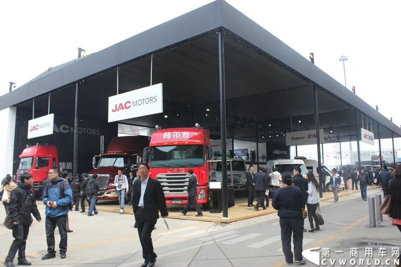 2013年上海车展江淮汽车展台