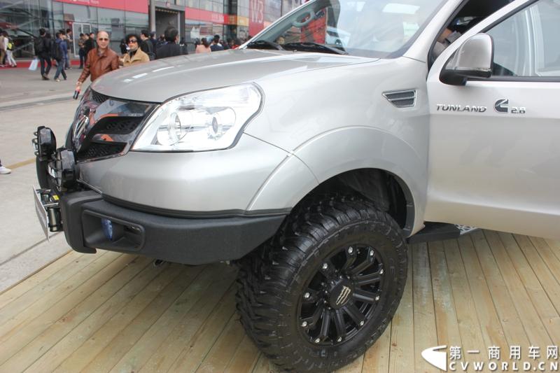 商用车第一品牌福田汽车以“远见卓识 引领未来”为主题，携8大品牌11辆展车、2款发动机及新能源电池等产品参展，展台设计以镂空钢结构呼应水台设计演绎科技人文之美。图为福田拓路者皮卡。