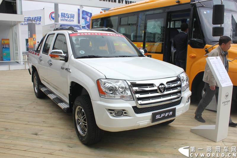 商用车第一品牌福田汽车以“远见卓识 引领未来”为主题，携8大品牌11辆展车、2款发动机及新能源电池等产品参展，展台设计以镂空钢结构呼应水台设计演绎科技人文之美。图为福田萨普皮卡。