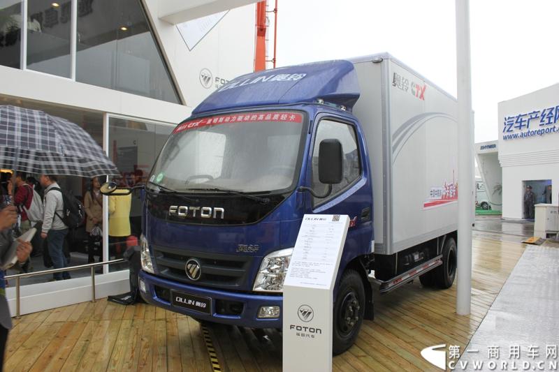 商用车第一品牌福田汽车以“远见卓识 引领未来”为主题，携8大品牌11辆展车、2款发动机及新能源电池等产品参展，展台设计以镂空钢结构呼应水台设计演绎科技人文之美。图为福田奥铃中国勒芒轻卡耐力赛冠军车型奥铃CTX。