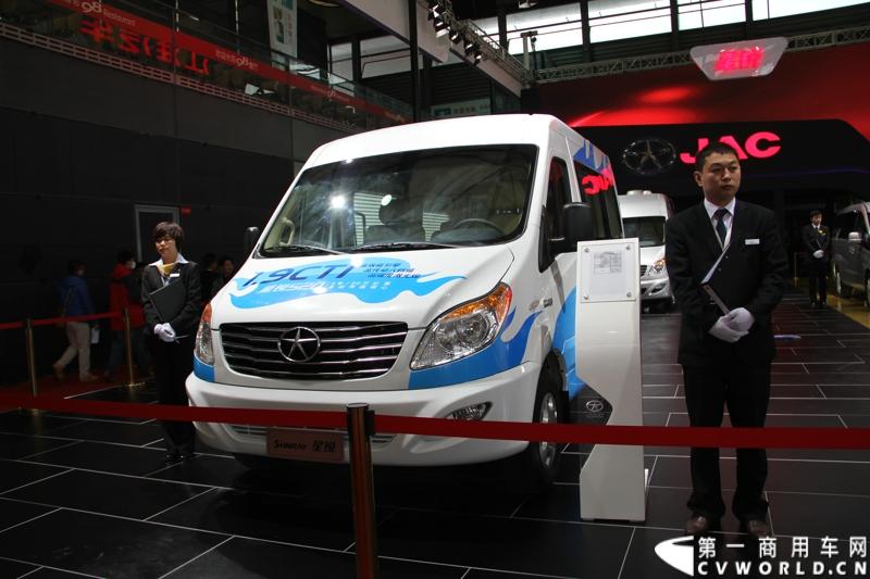 2013年上海车展上，江淮星锐产品和服务“双驱动”的阵势一目了然。一方面，4系商务车领衔新标准校车、重症监护车、专业旅居车等全系列行业车辆解决方案集结登场；图为江淮星锐4系商务车