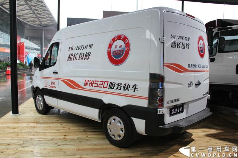 2013年上海车展上，江淮星锐产品和服务“双驱动”的阵势一目了然。一方面，4系商务车领衔新标准校车、重症监护车、专业旅居车等全系列行业车辆解决方案集结登场；图为江淮星锐4系检修车