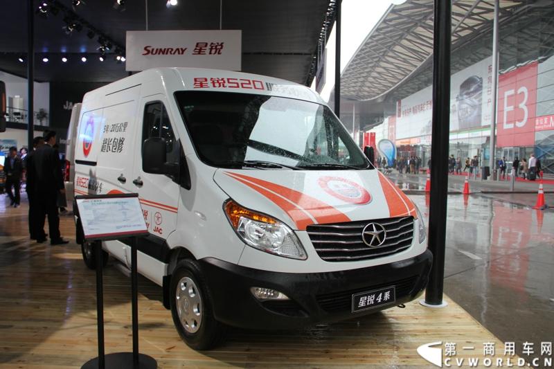 2013年上海车展上，江淮星锐产品和服务“双驱动”的阵势一目了然。一方面，4系商务车领衔新标准校车、重症监护车、专业旅居车等全系列行业车辆解决方案集结登场；图为江淮星锐4系检修车