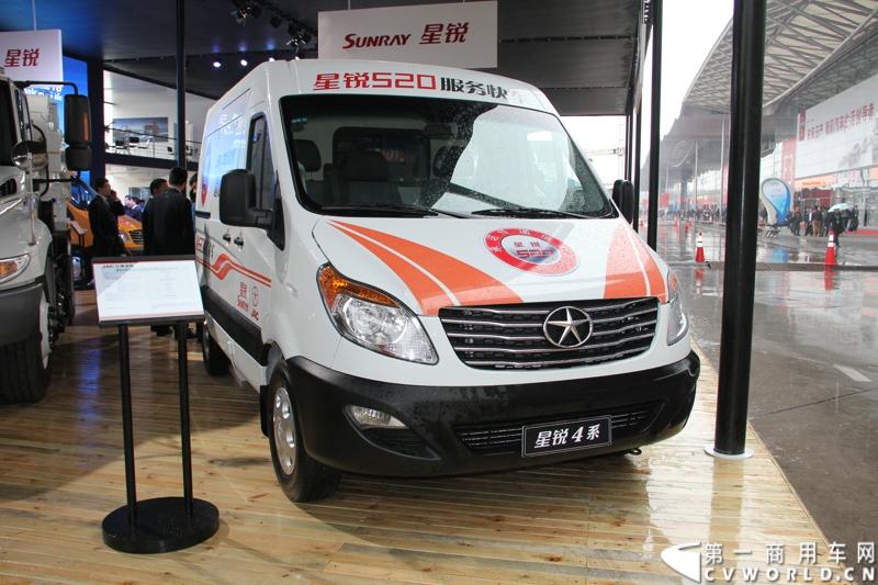 2013年上海车展上，江淮星锐产品和服务“双驱动”的阵势一目了然。一方面，4系商务车领衔新标准校车、重症监护车、专业旅居车等全系列行业车辆解决方案集结登场；图为江淮星锐4系检修车