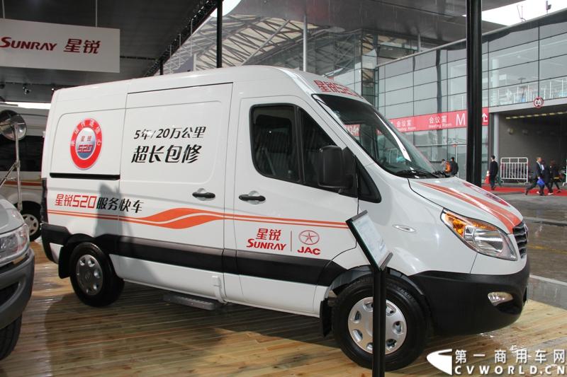 2013年上海车展上，江淮星锐产品和服务“双驱动”的阵势一目了然。一方面，4系商务车领衔新标准校车、重症监护车、专业旅居车等全系列行业车辆解决方案集结登场；图为江淮星锐4系检修车