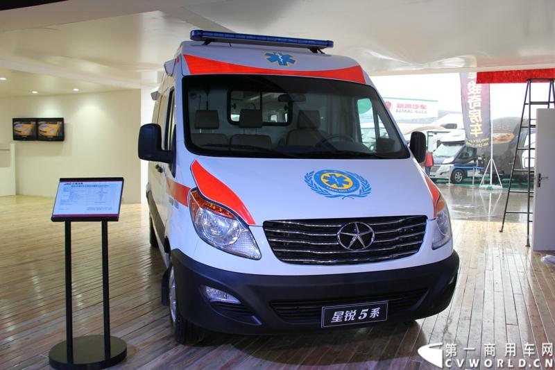2013年上海车展上，江淮星锐产品和服务“双驱动”的阵势一目了然。一方面，4系商务车领衔新标准校车、重症监护车、专业旅居车等全系列行业车辆解决方案集结登场；图为江淮星锐5系救护车