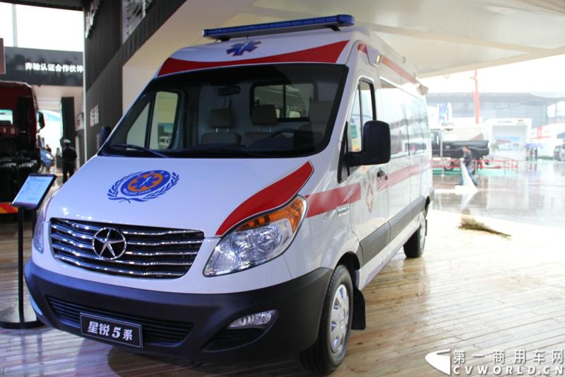 2013年上海车展上，江淮星锐产品和服务“双驱动”的阵势一目了然。一方面，4系商务车领衔新标准校车、重症监护车、专业旅居车等全系列行业车辆解决方案集结登场；图为江淮星锐5系救护车