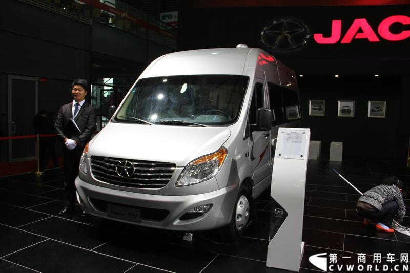 2013年上海车展上，江淮星锐产品和服务“双驱动”的阵势一目了然。一方面，4系商务车领衔新标准校车、重症监护车、专业旅居车等全系列行业车辆解决方案集结登场；另一方面，首台“星锐520”服务快车得以正式亮相，显示了备受外界关注的星锐520服务营销战略正在有序推进。图为星锐展台。
