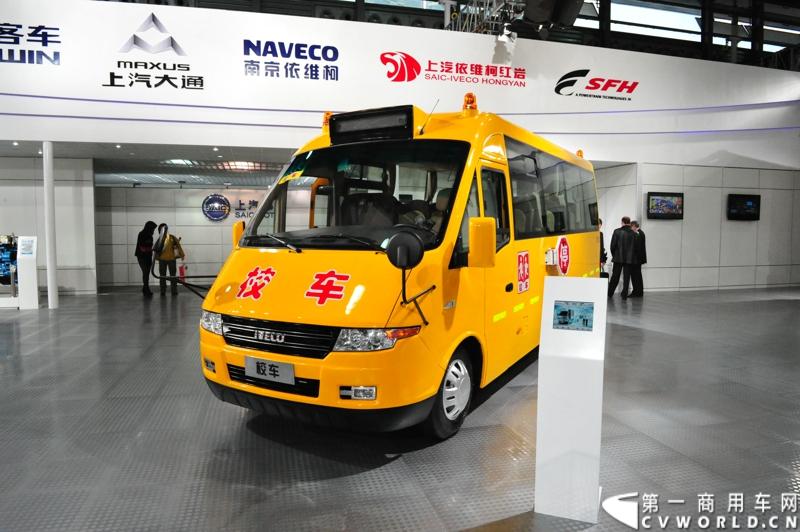 作为上汽商用车板块重要组成部分的南京依维柯以“心动力.新生活”为参展主题，展示了新概念高端轻型客车依维柯POWER DAILY 2013款以及今年一月全新上市的高端轻卡“超越”和以“更安全，更周全”著称的依维柯校车。图为南京依维柯新款威尼斯A52校车。