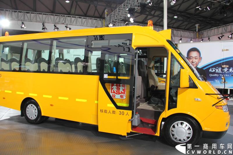 作为上汽商用车板块重要组成部分的南京依维柯以“心动力.新生活”为参展主题，展示了新概念高端轻型客车依维柯POWER DAILY 2013款以及今年一月全新上市的高端轻卡“超越”和以“更安全，更周全”著称的依维柯校车。图为南京依维柯新款威尼斯A52校车。