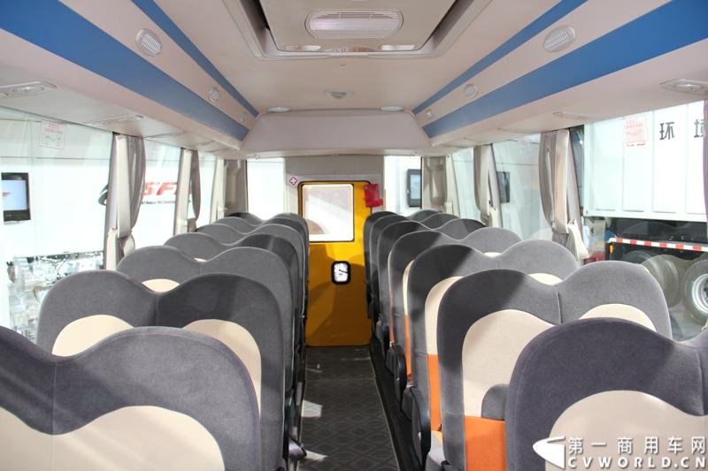 作为上汽商用车板块重要组成部分的南京依维柯以“心动力.新生活”为参展主题，展示了新概念高端轻型客车依维柯POWER DAILY 2013款以及今年一月全新上市的高端轻卡“超越”和以“更安全，更周全”著称的依维柯校车。图为南京依维柯新款威尼斯A52校车。