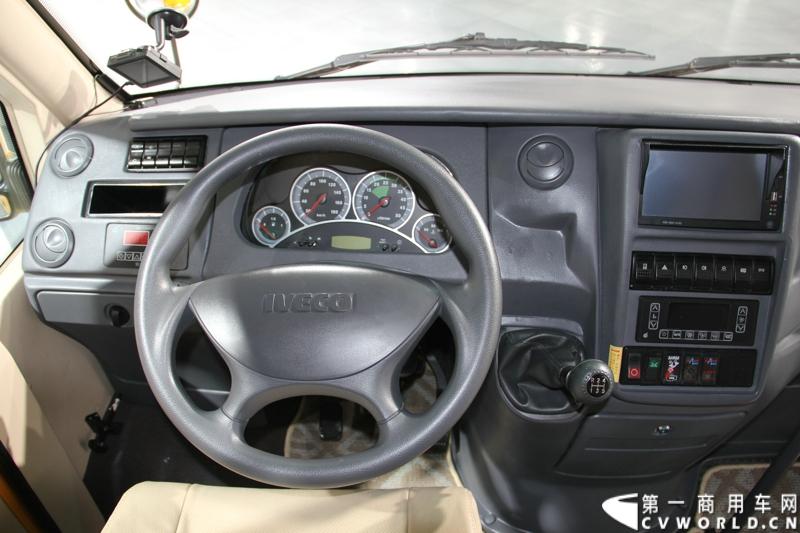 作为上汽商用车板块重要组成部分的南京依维柯以“心动力.新生活”为参展主题，展示了新概念高端轻型客车依维柯POWER DAILY 2013款以及今年一月全新上市的高端轻卡“超越”和以“更安全，更周全”著称的依维柯校车。图为南京依维柯新款威尼斯A52校车。