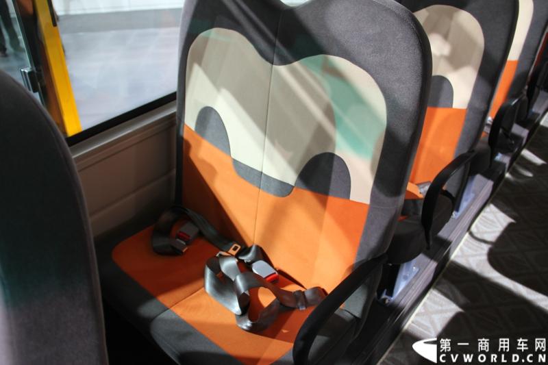 作为上汽商用车板块重要组成部分的南京依维柯以“心动力.新生活”为参展主题，展示了新概念高端轻型客车依维柯POWER DAILY 2013款以及今年一月全新上市的高端轻卡“超越”和以“更安全，更周全”著称的依维柯校车。图为南京依维柯新款威尼斯A52校车。