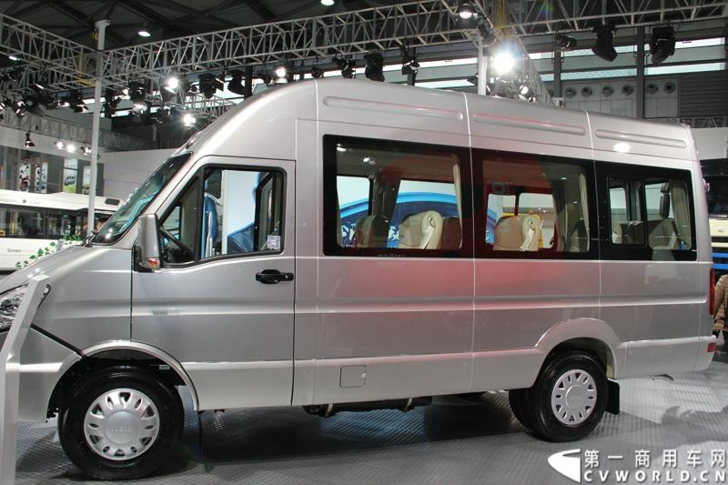 作为上汽商用车板块重要组成部分的南京依维柯以“心动力.新生活”为参展主题，展示了新概念高端轻型客车依维柯POWER DAILY 2013款以及今年一月全新上市的高端轻卡“超越”和以“更安全，更周全”著称的依维柯校车。图为南京依维柯POWER DAILY 2013款。