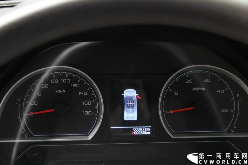 作为上汽商用车板块重要组成部分的南京依维柯以“心动力.新生活”为参展主题，展示了新概念高端轻型客车依维柯POWER DAILY 2013款以及今年一月全新上市的高端轻卡“超越”和以“更安全，更周全”著称的依维柯校车。图为南京依维柯POWER DAILY 2013款。