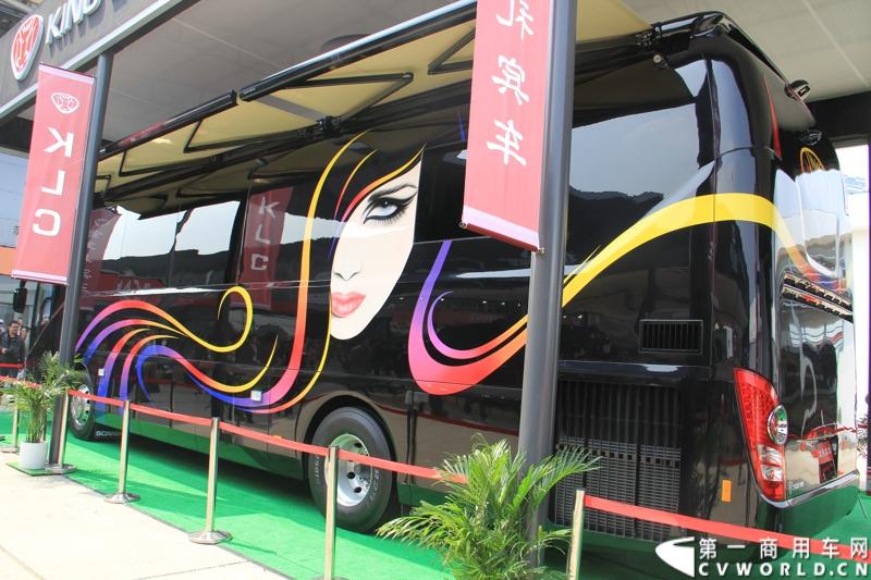 斯堪尼亚底盘改装的金龙礼宾车，售价688万 