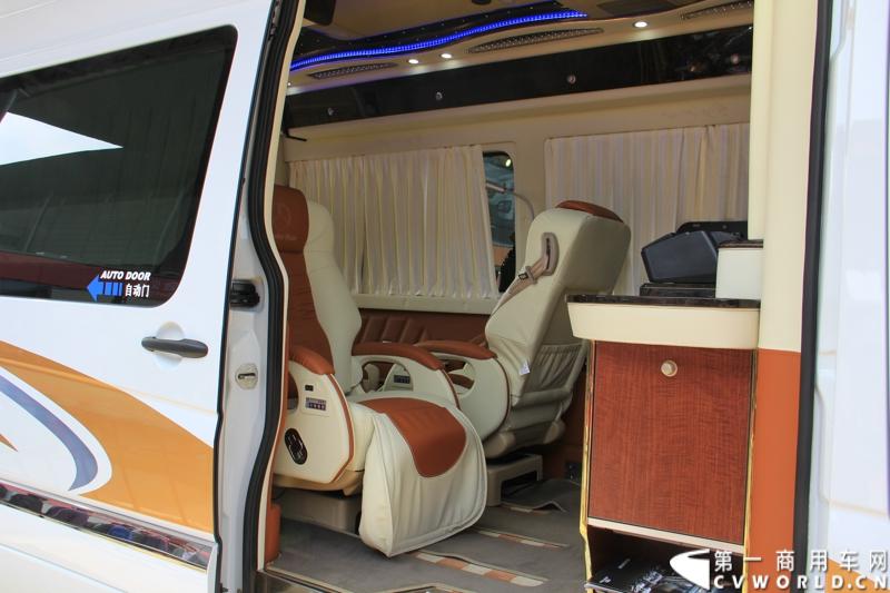中欧汽车用奔驰凌特改装的房车