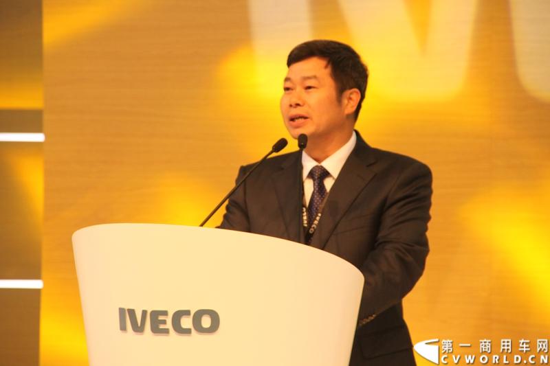 依维柯(中国)商用车销售有限公司将携旗下系列产品华丽亮相第十五届上海车展。在带来为本地市场度身定制的全系列欧洲进口卡车之外，还展示了其在中国合资企业的产品，再次印证了依维柯进口、出口、本地化齐头并进的中国三大战略。图为南京依维柯总经理周亮致辞。