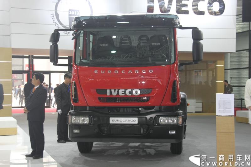 依维柯(中国)商用车销售有限公司将携旗下系列产品华丽亮相第十五届上海车展。在带来为本地市场度身定制的全系列欧洲进口卡车之外，还展示了其在中国合资企业的产品，再次印证了依维柯进口、出口、本地化齐头并进的中国三大战略。图为依维柯EUROCARGO重卡