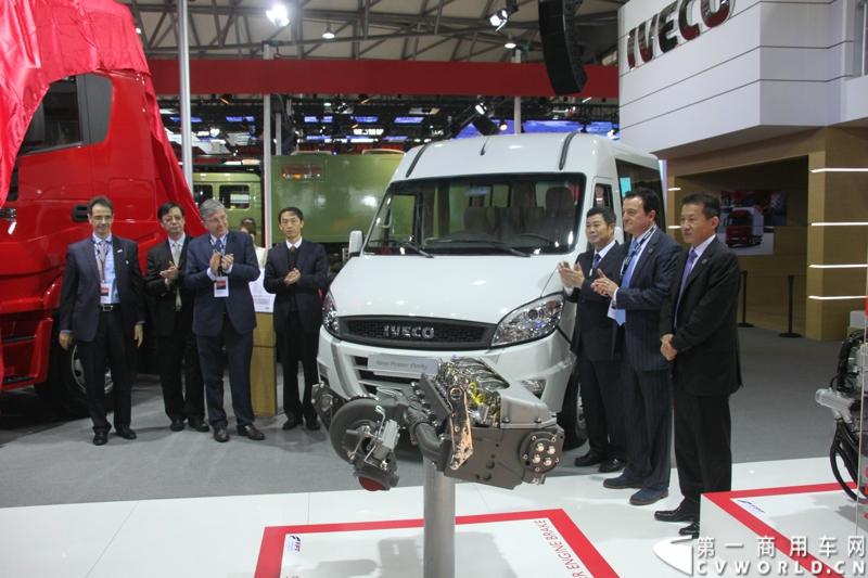 依维柯(中国)商用车销售有限公司将携旗下系列产品华丽亮相第十五届上海车展。在带来为本地市场度身定制的全系列欧洲进口卡车之外，还展示了其在中国合资企业的产品，再次印证了依维柯进口、出口、本地化齐头并进的中国三大战略。图为新款依维柯轻客南京依维柯宝迪2013款发布。