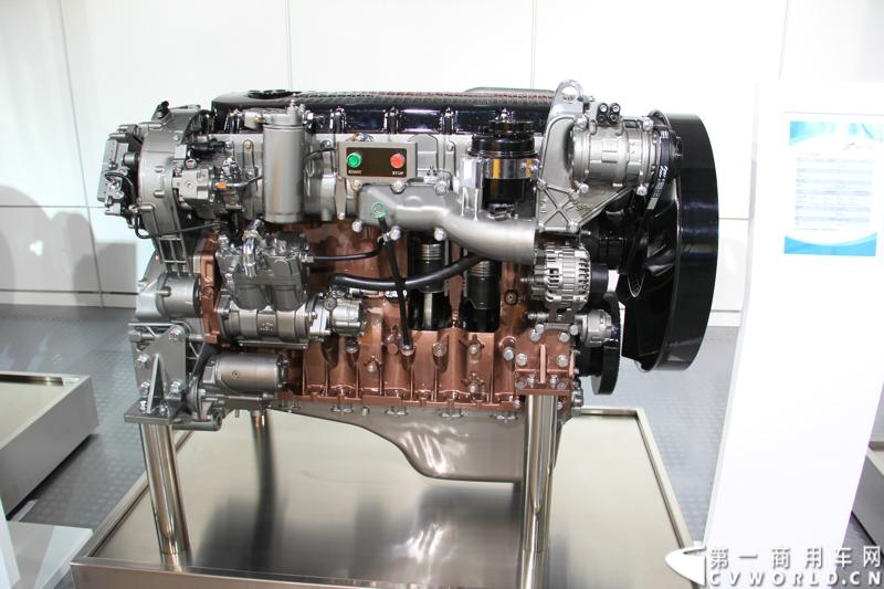 上汽菲亚特红岩动力与上柴动力随同上汽集团参加上海国际车展，图为上菲红F1C发动机