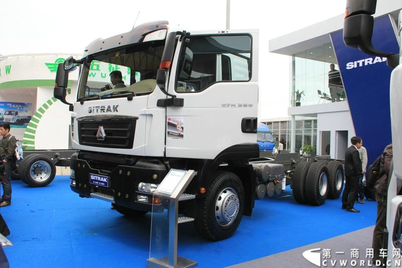 2013年上海车展上，中国重汽共带来了六款重卡产品，其中包括进口替代型重卡SITRAK品牌的C7H、C5H，升级换代型T7H自卸、牵引、搅拌、载货等多款车型。中国重汽的参展车型是可以允许观众进入内部近距离接触的。图为重汽 SITRAK ZZ1256N404MD1 Mixer 6X4搅拌车底盘