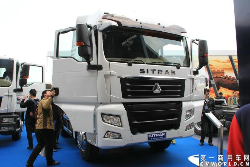 重汽SITRAK ZZ4256V324HD1B  6X4牵引车