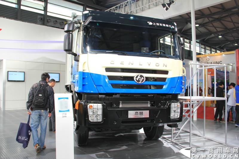 红岩在此次上海国际车展带来了国四排放的杰狮S100 6×4 480马力牵引车和杰狮C100 8×4 400马力车厢可卸式环卫车。图为红岩杰狮C100 8X4 国Ⅳ车厢可卸式环卫车