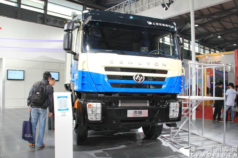 红岩在此次上海国际车展带来了国四排放的杰狮S100 6×4 480马力牵引车和杰狮C100 8×4 400马力车厢可卸式环卫车。图为红岩杰狮C100 8X4 国Ⅳ车厢可卸式环卫车