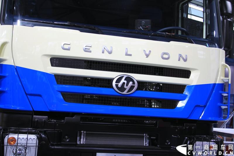 红岩在此次上海国际车展带来了国四排放的杰狮S100 6×4 480马力牵引车和杰狮C100 8×4 400马力车厢可卸式环卫车。图为红岩杰狮C100 8X4 国Ⅳ车厢可卸式环卫车