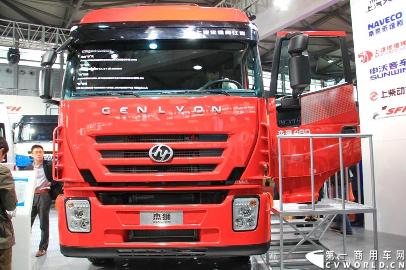 红岩在此次上海国际车展带来了国四排放的杰狮S100 6×4 480马力牵引车和杰狮C100 8×4 400马力车厢可卸式环卫车。图为红岩杰狮S100 6X4 国Ⅳ牵引车