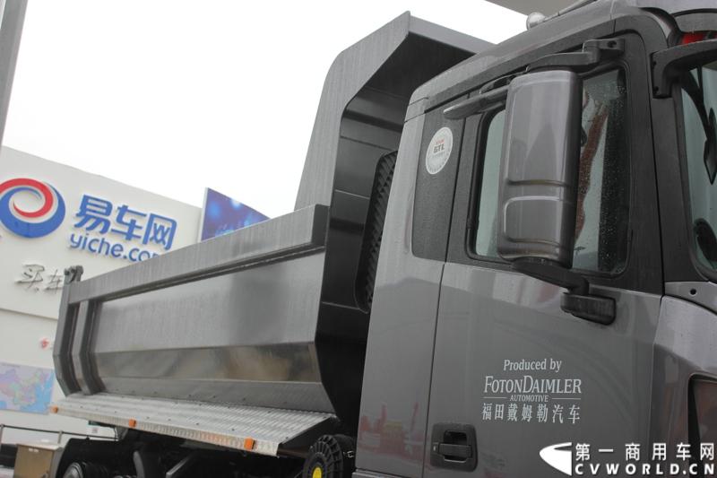 福田戴姆勒汽车此次带来了两款欧曼GTL重卡和一辆欧曼GTL为底盘的雷萨泵车。其中，最大的亮点是欧曼9系GTL高端自卸车和GTL6系高端牵引车的首次亮相。图为福田欧曼GTL BJ3259DLPKB-XB 9系自卸车