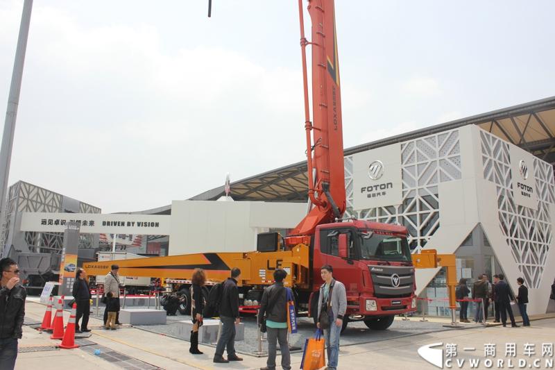 福田戴姆勒汽车此次带来了两款欧曼GTL重卡和一辆欧曼GTL为底盘的雷萨泵车。其中，最大的亮点是欧曼9系GTL高端自卸车和GTL6系高端牵引车的首次亮相。图为欧曼GTL为底盘的雷萨泵车