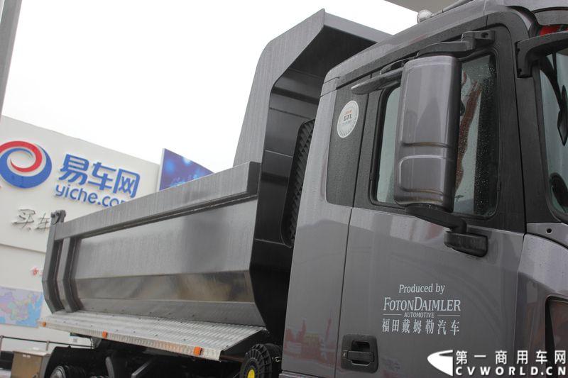 福田戴姆勒汽车此次带来了两款欧曼GTL重卡和一辆欧曼GTL为底盘的雷萨泵车。其中，最大的亮点是欧曼9系GTL高端自卸车和GTL6系高端牵引车的首次亮相。图为福田欧曼GTL BJ3259DLPKB-XB 9系自卸车