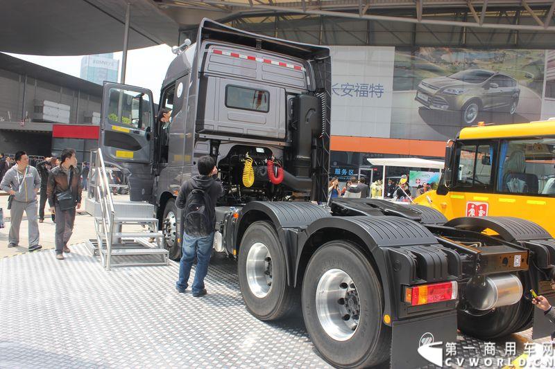 福田戴姆勒汽车此次带来了两款欧曼GTL重卡和一辆欧曼GTL为底盘的雷萨泵车。其中，最大的亮点是欧曼9系GTL高端自卸车和GTL6系高端牵引车的首次亮相。图为福田欧曼GTL BJ3259DLPKB-XB 9系自卸车