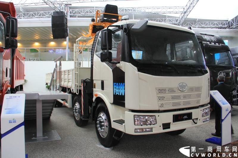 本届车展，一汽解放带来几款2013年新品。据解放工作人员介绍，2013款解放J6M是属于一款标载自卸车，载重量为50吨，底盘价格26万元起；而2013年款解放J6P则是一款重载自卸车，载重量为60吨，底盘价格27万元起。图为J6L 随车吊