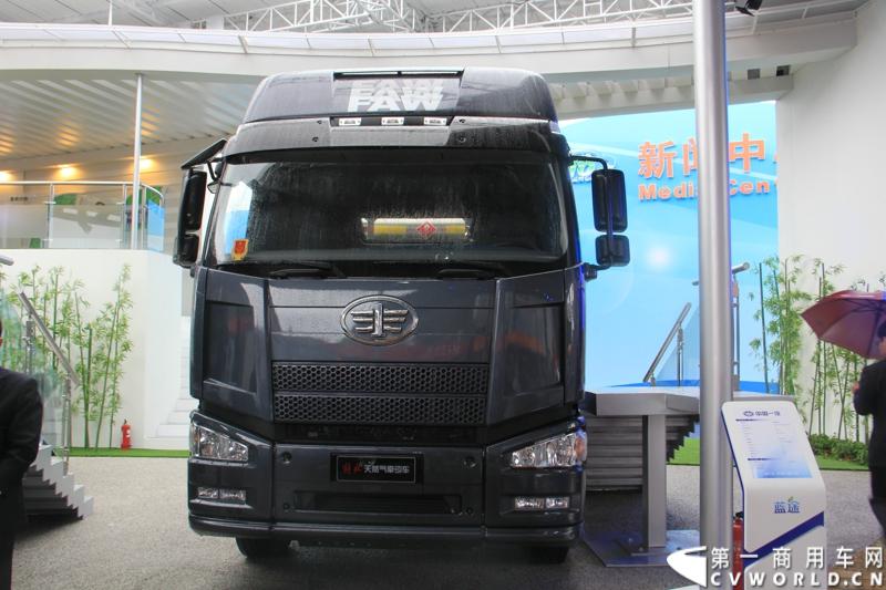 本届车展，一汽解放带来几款2013年新品。据解放工作人员介绍，2013款解放J6M是属于一款标载自卸车，载重量为50吨，底盘价格26万元起；而2013年款解放J6P则是一款重载自卸车，载重量为60吨，底盘价格27万元起。图为一汽解放J6P13L 天然气牵引车 