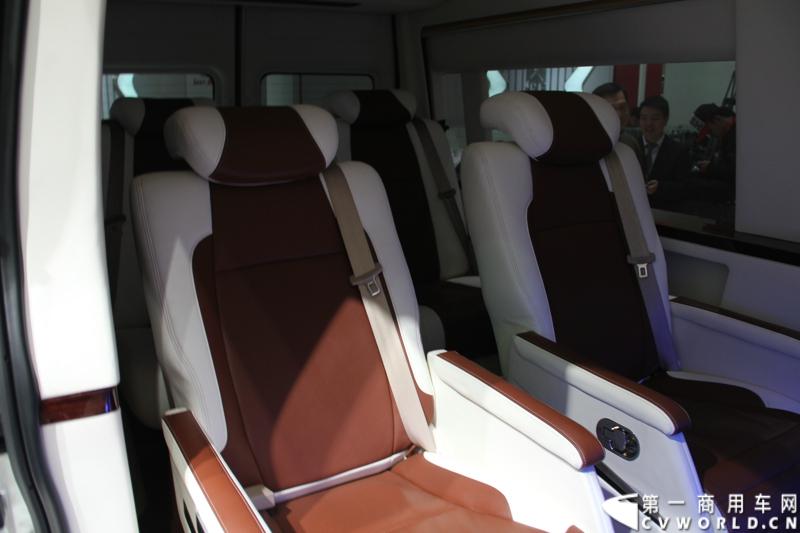 江铃福特新世代全顺改款车型。