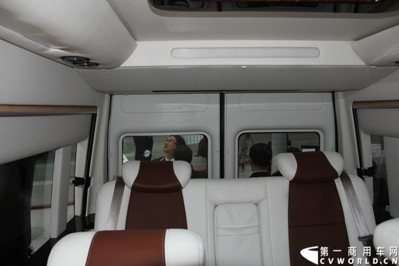 江铃福特新世代全顺改款车型(车厢后部)