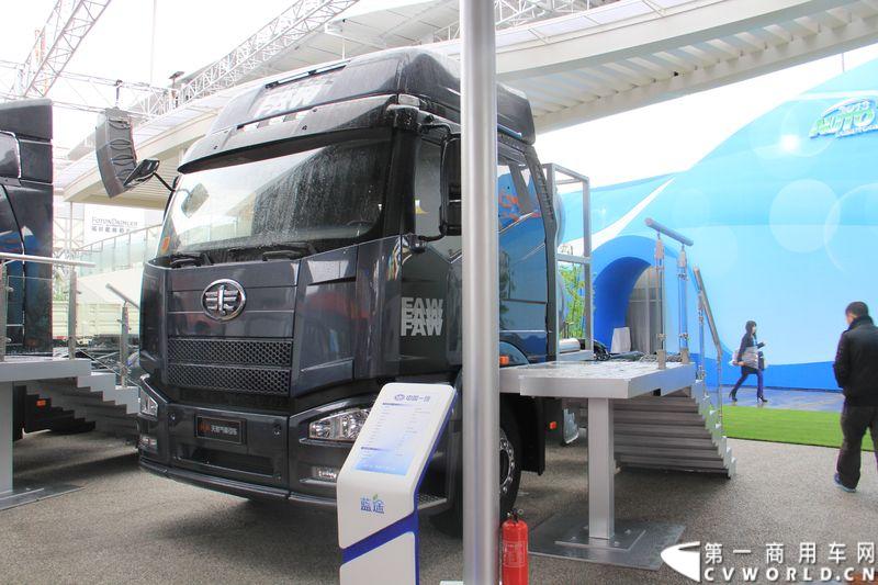 本届车展，一汽解放带来几款2013年新品。据解放工作人员介绍，2013款解放J6M是属于一款标载自卸车，载重量为50吨，底盘价格26万元起；而2013年款解放J6P则是一款重载自卸车，载重量为60吨，底盘价格27万元起。图为一汽解放J6P13L 天然气牵引车 