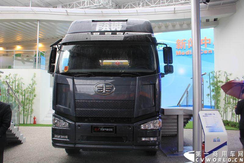 本届车展，一汽解放带来几款2013年新品。据解放工作人员介绍，2013款解放J6M是属于一款标载自卸车，载重量为50吨，底盘价格26万元起；而2013年款解放J6P则是一款重载自卸车，载重量为60吨，底盘价格27万元起。图为一汽解放J6P13L 天然气牵引车 