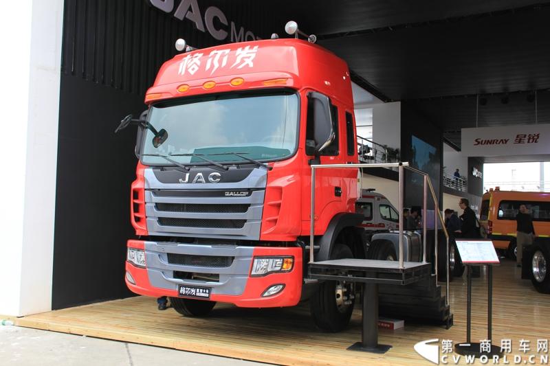 此次上海车展，江淮格尔发以8×4载货车和4×2 LNG牵引车与世界顶级重卡美国纳威司达重卡同台亮相。图为江淮HFC1314K1R1LT型载货汽车