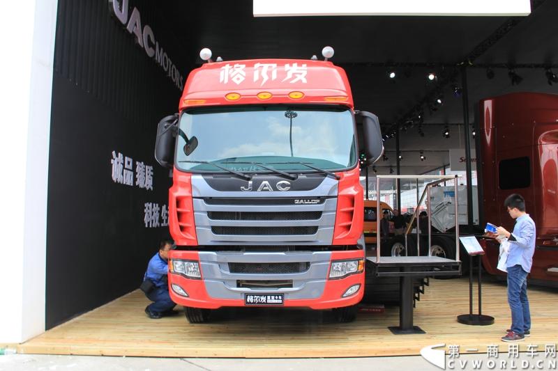 此次上海车展，江淮格尔发以8×4载货车和4×2 LNG牵引车与世界顶级重卡美国纳威司达重卡同台亮相。图为江淮HFC1314K1R1LT型载货汽车